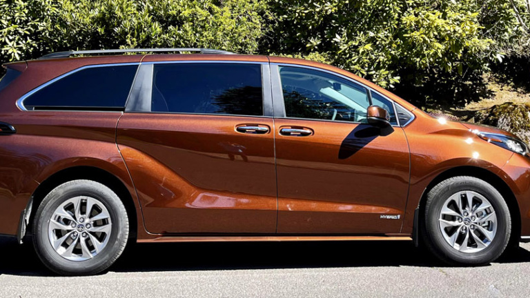 2021 Toyota Sienna Hybrid XLE AWD IMG_0379 featured image 2021 Toyota Sienna Hybrid XLE AWD