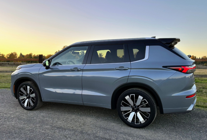 2025 Mitsubishi Outlander SEL 2.5 S-AWC IMG_2128 top of page 2025 Mitsubishi Outlander SEL 2.5 S-AWC